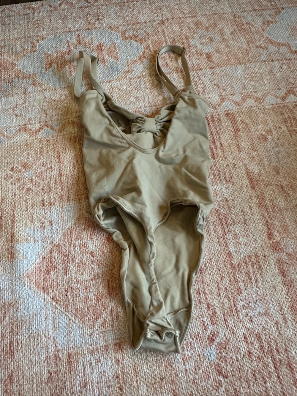 SKIMS seamless sculpt thong bodysuit in clay size medium NWOT - Picture 3 of 4